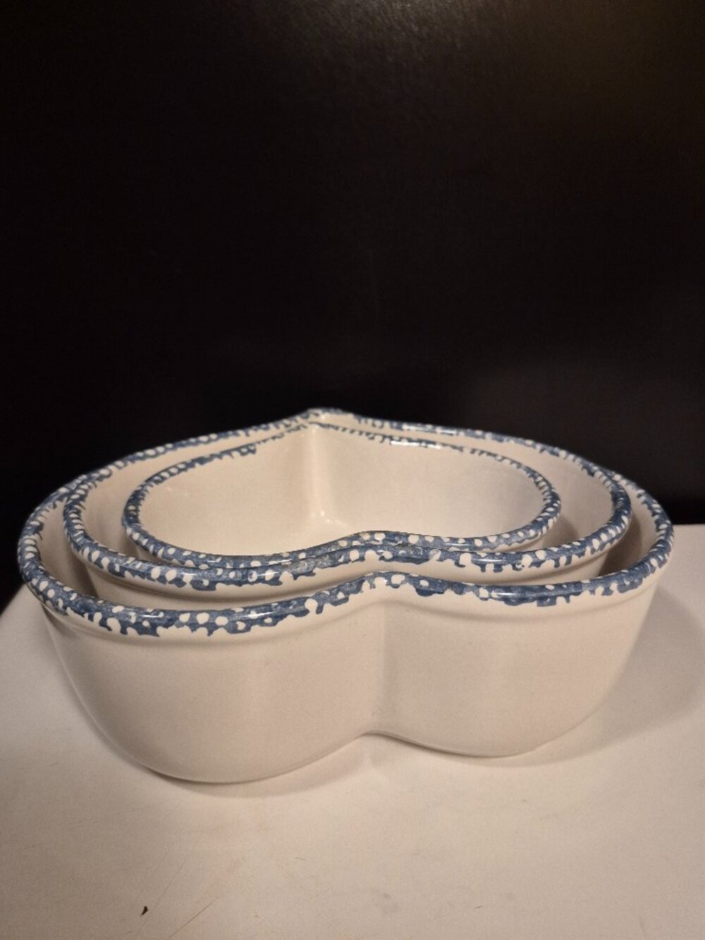 VINTAGE BLUE SPONGEWARE HEART-SHAPED CERAMIC NESTING BOWLS (SET OF 3)